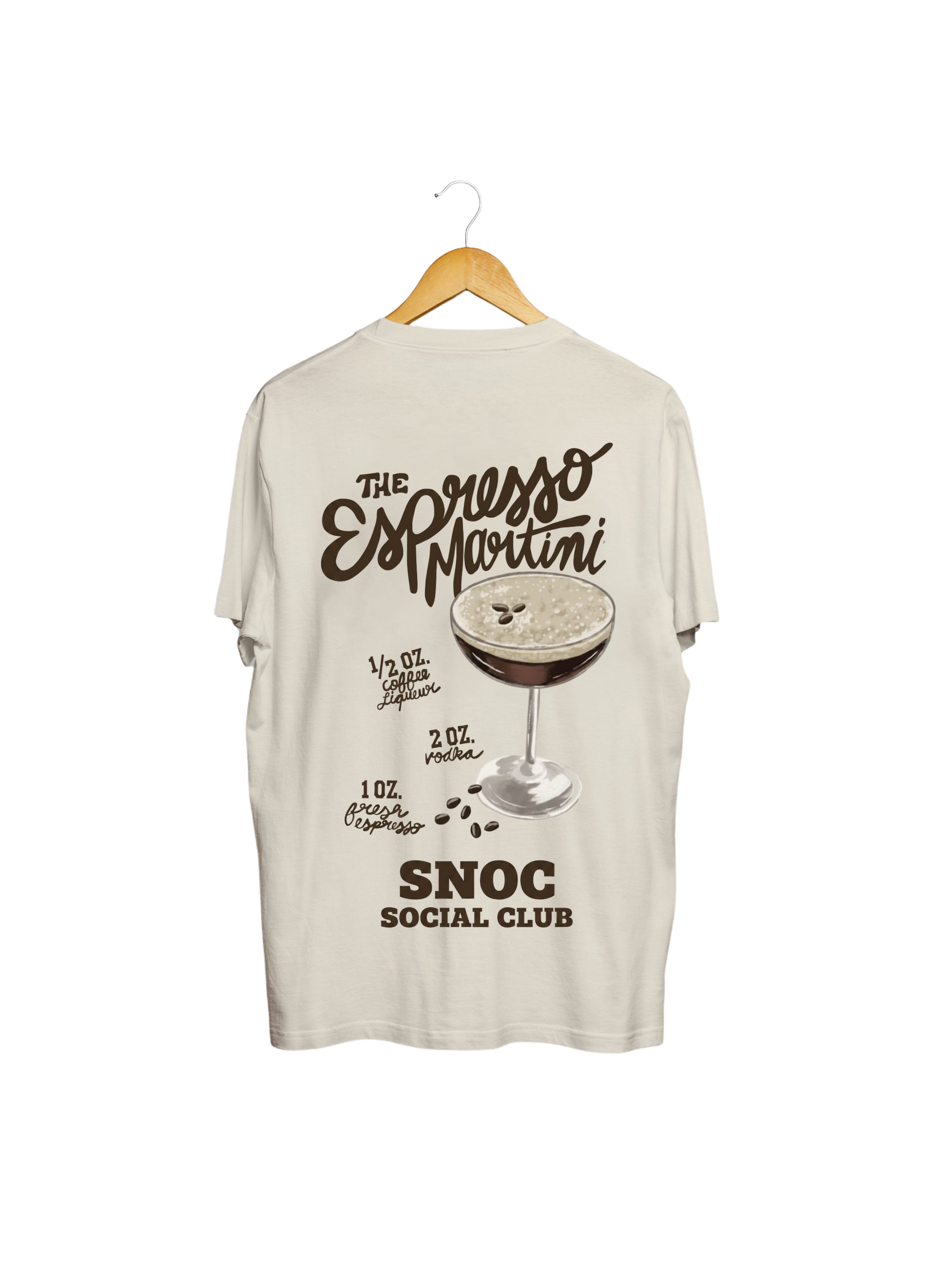 Camiseta Espresso Martini SNOC color arena, vista trasera con la receta del cóctel, fondo transparente
