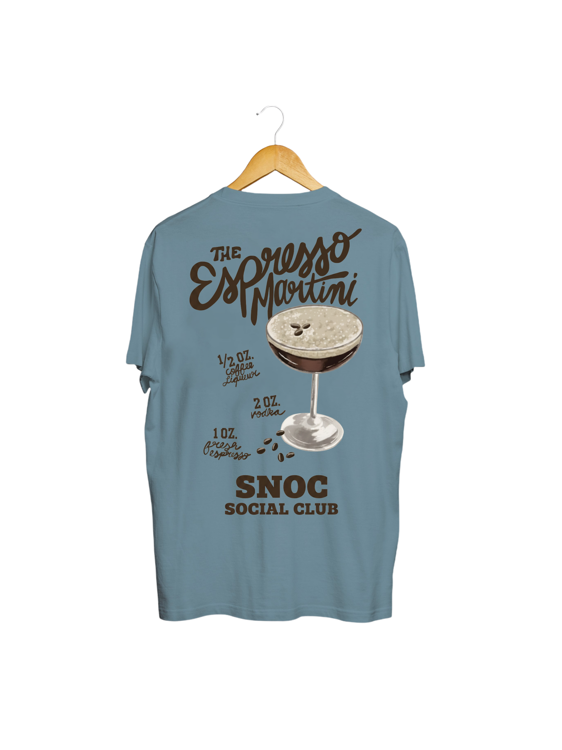 Camiseta Espresso Martini SNOC azul denim, vista trasera con la receta del cóctel, fondo transparente