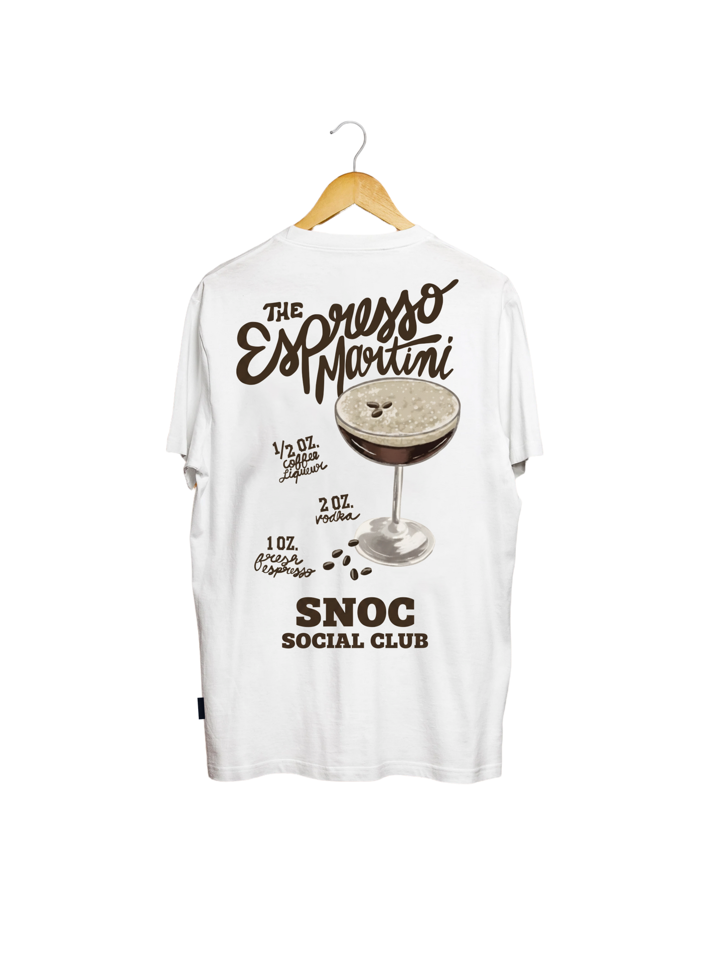 Camiseta Espresso Martini SNOC blanca, vista trasera con la receta del cóctel, fondo transparente