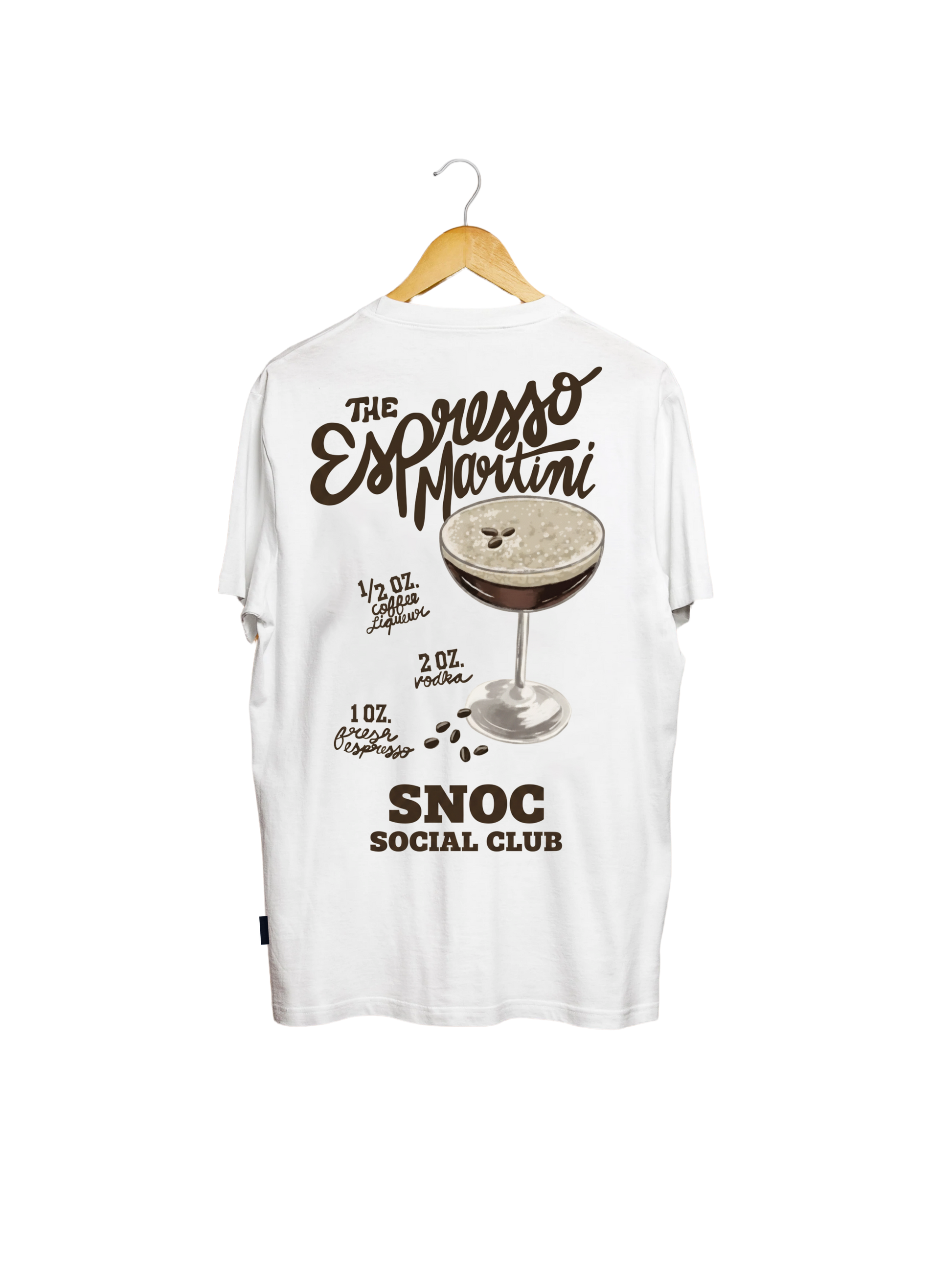 Camiseta Espresso Martini SNOC blanca, vista trasera con la receta del cóctel, fondo transparente