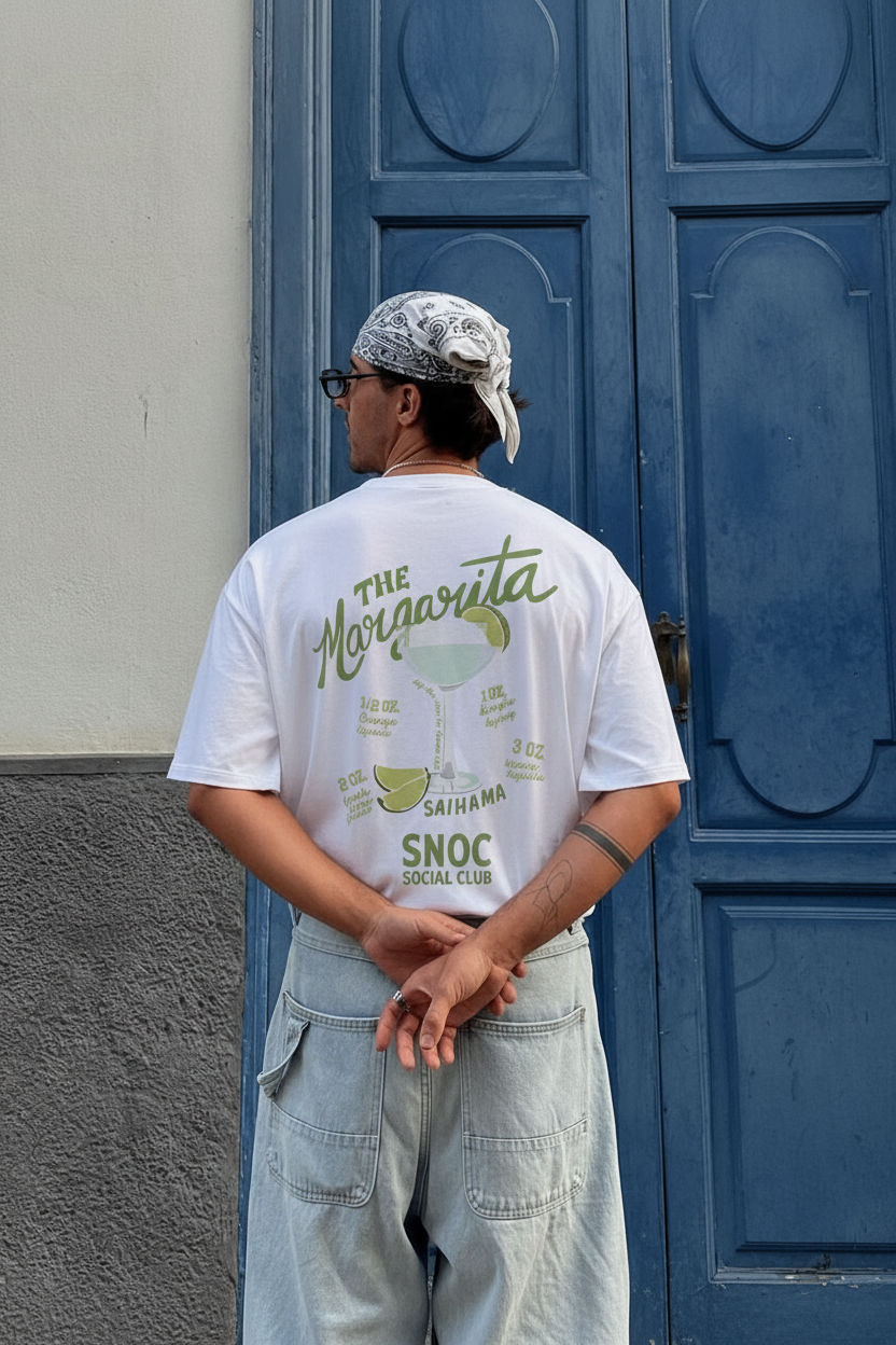 Camiseta Margarita SNOC color Blanco, foto lifestyle con el diseño The Margarita en la espalda