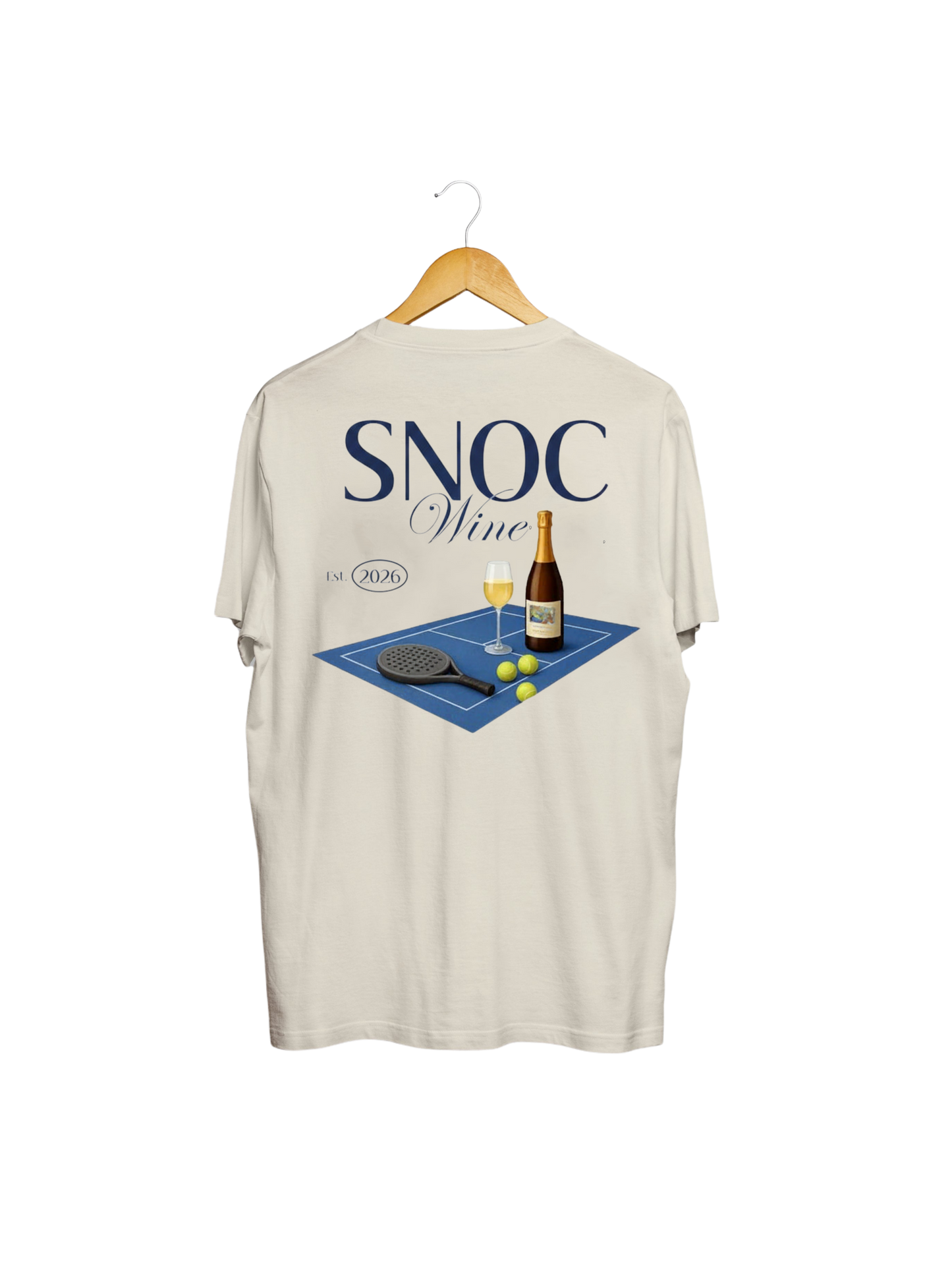 Camiseta de pádel Old Wine SNOC color arena, vista trasera con pista de pádel y vino, fondo transparente