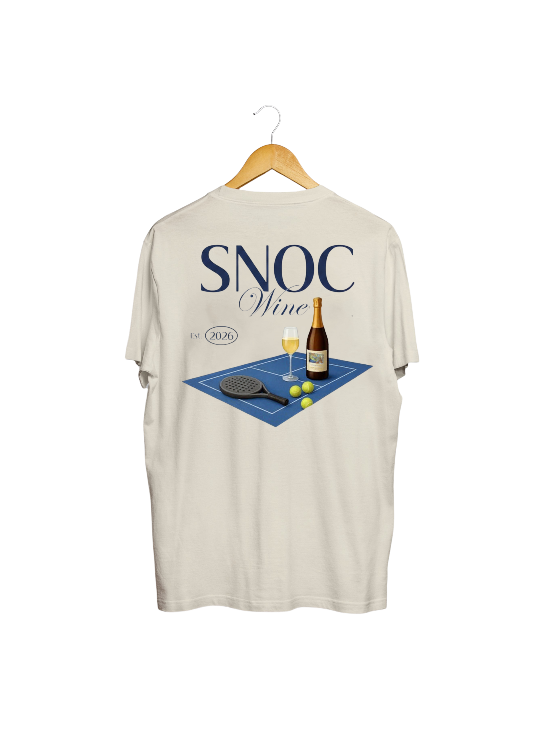 Camiseta de pádel Old Wine SNOC color arena, vista trasera con pista de pádel y vino, fondo transparente
