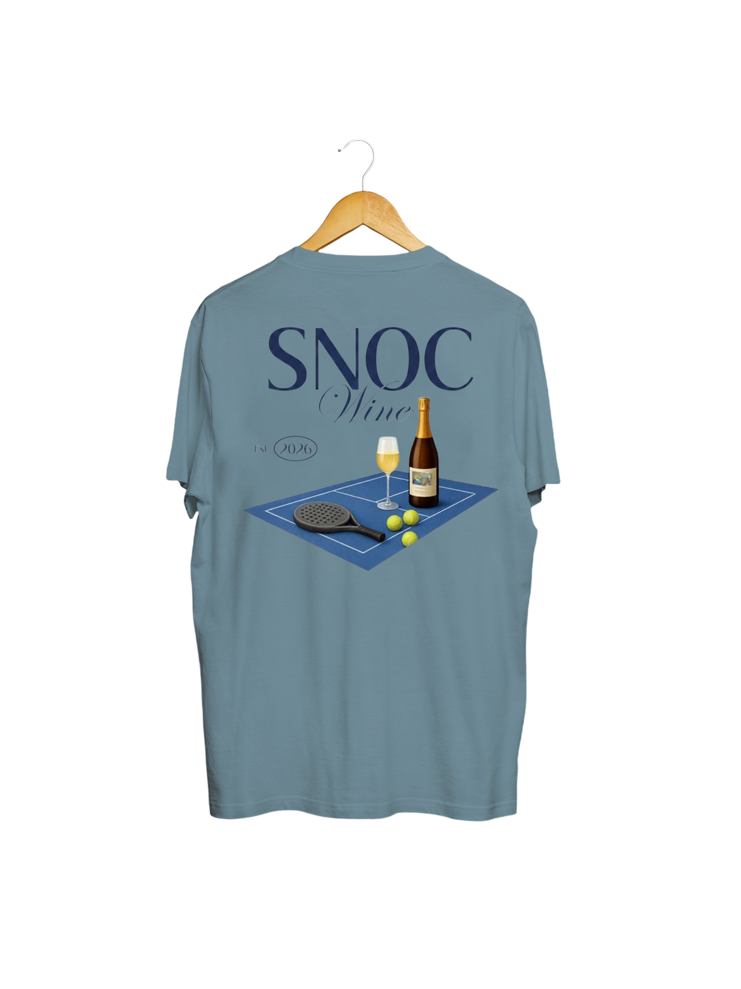 Camiseta de pádel Old Wine SNOC azul denim, vista trasera con pista de pádel y vino, fondo transparente