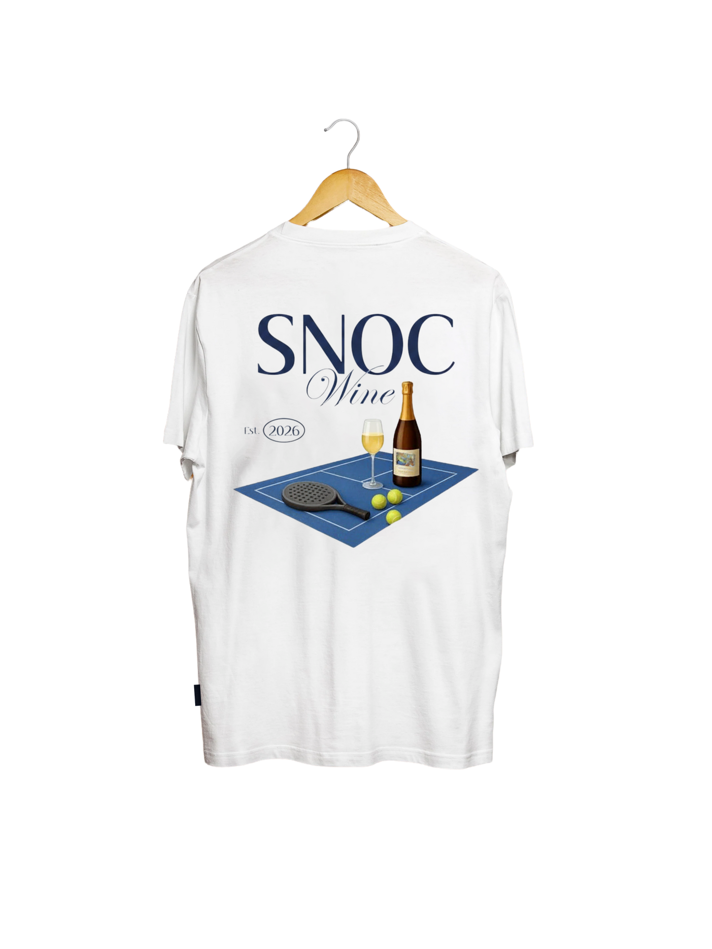 Camiseta de pádel Old Wine SNOC blanca, vista trasera con pista de pádel y vino, fondo transparente