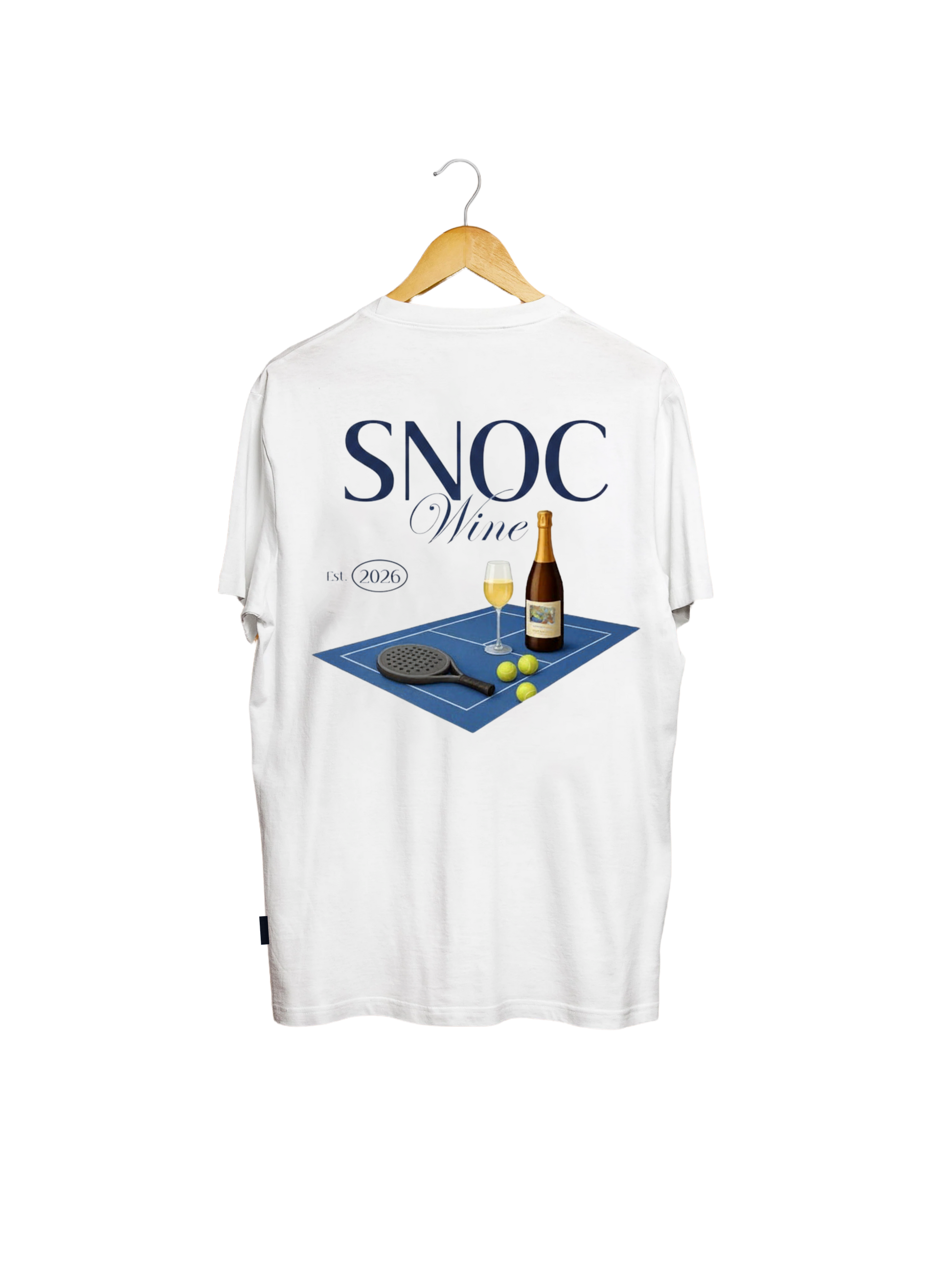 Camiseta de pádel Old Wine SNOC blanca, vista trasera con pista de pádel y vino, fondo transparente