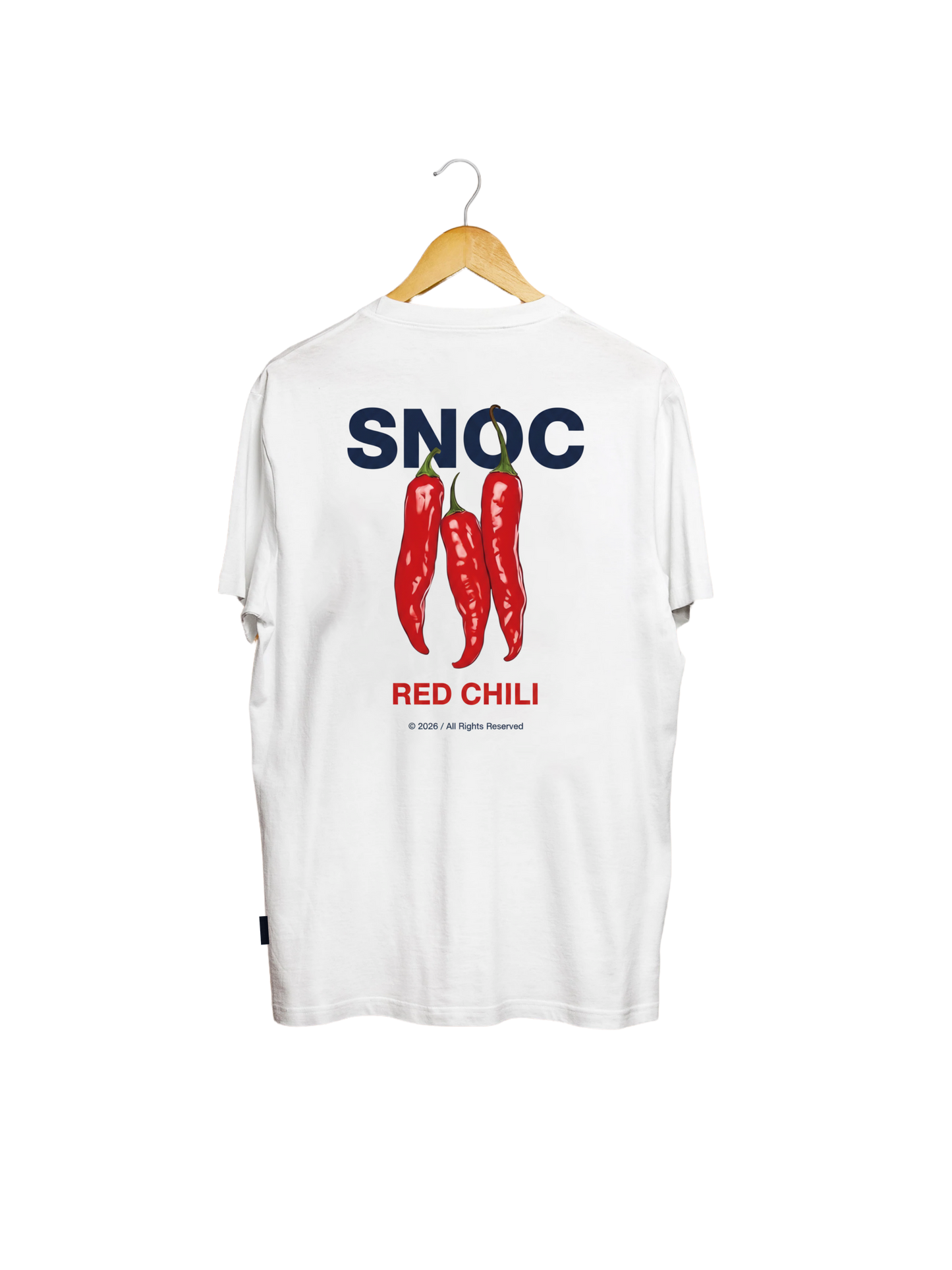 Camiseta Red Chili SNOC blanca, vista trasera con las tres guindillas rojas, fondo transparente