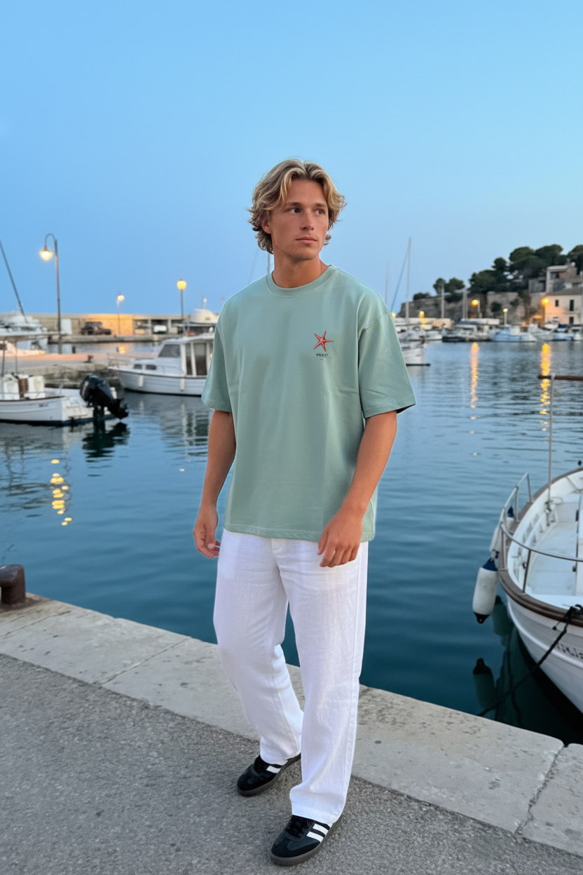 Camiseta SNOC Soul color Aguamarina, foto lifestyle en puerto mediterráneo con la estrella de mar