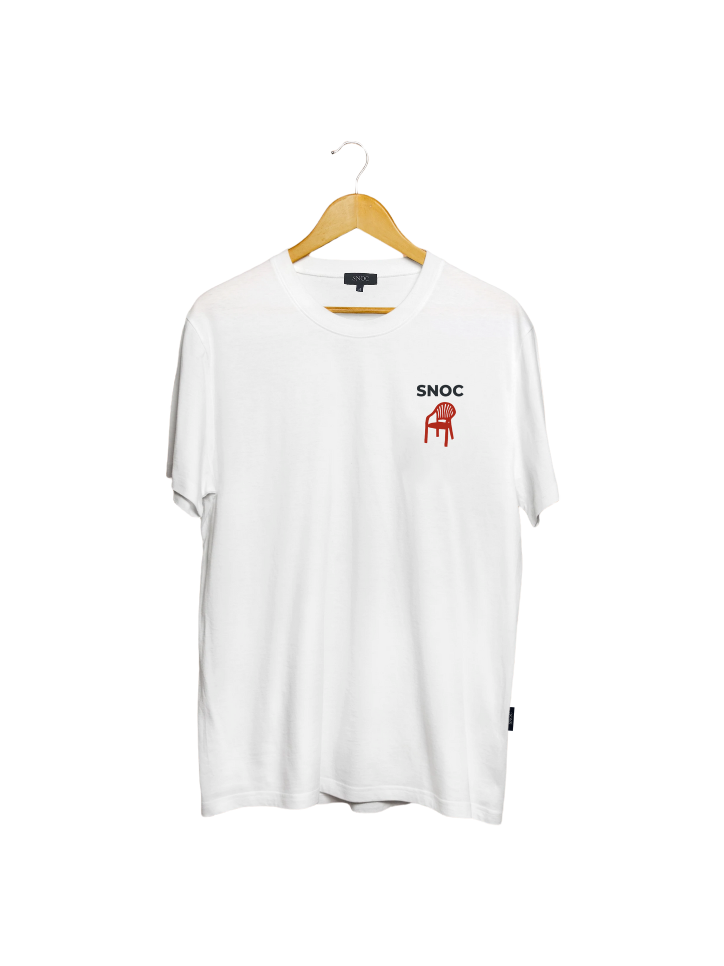 Camiseta Take a Seat SNOC blanca, vista frontal con la silla roja en el pecho, fondo transparente