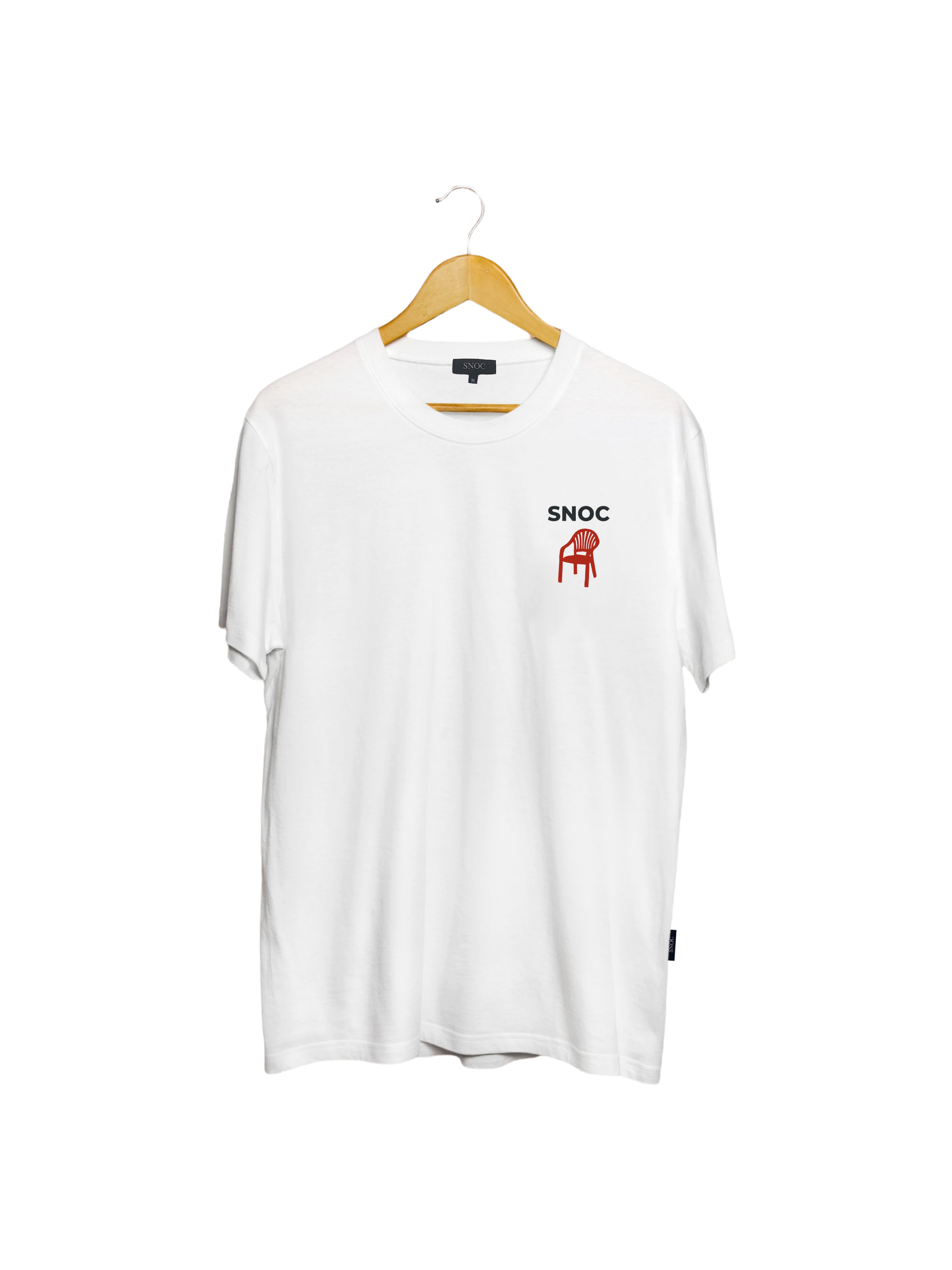 Camiseta Take a Seat SNOC blanca, vista frontal con la silla roja en el pecho, fondo transparente