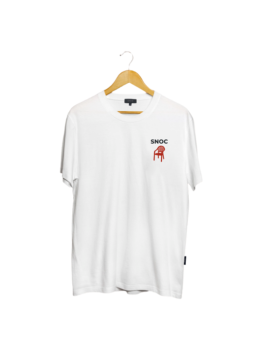 Camiseta Take a Seat SNOC blanca, vista frontal con la silla roja en el pecho, fondo transparente