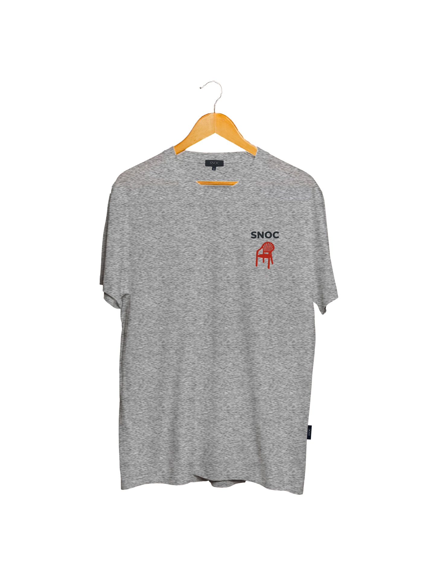 Camiseta Take a Seat SNOC gris claro, vista frontal con la silla roja en el pecho, fondo transparente