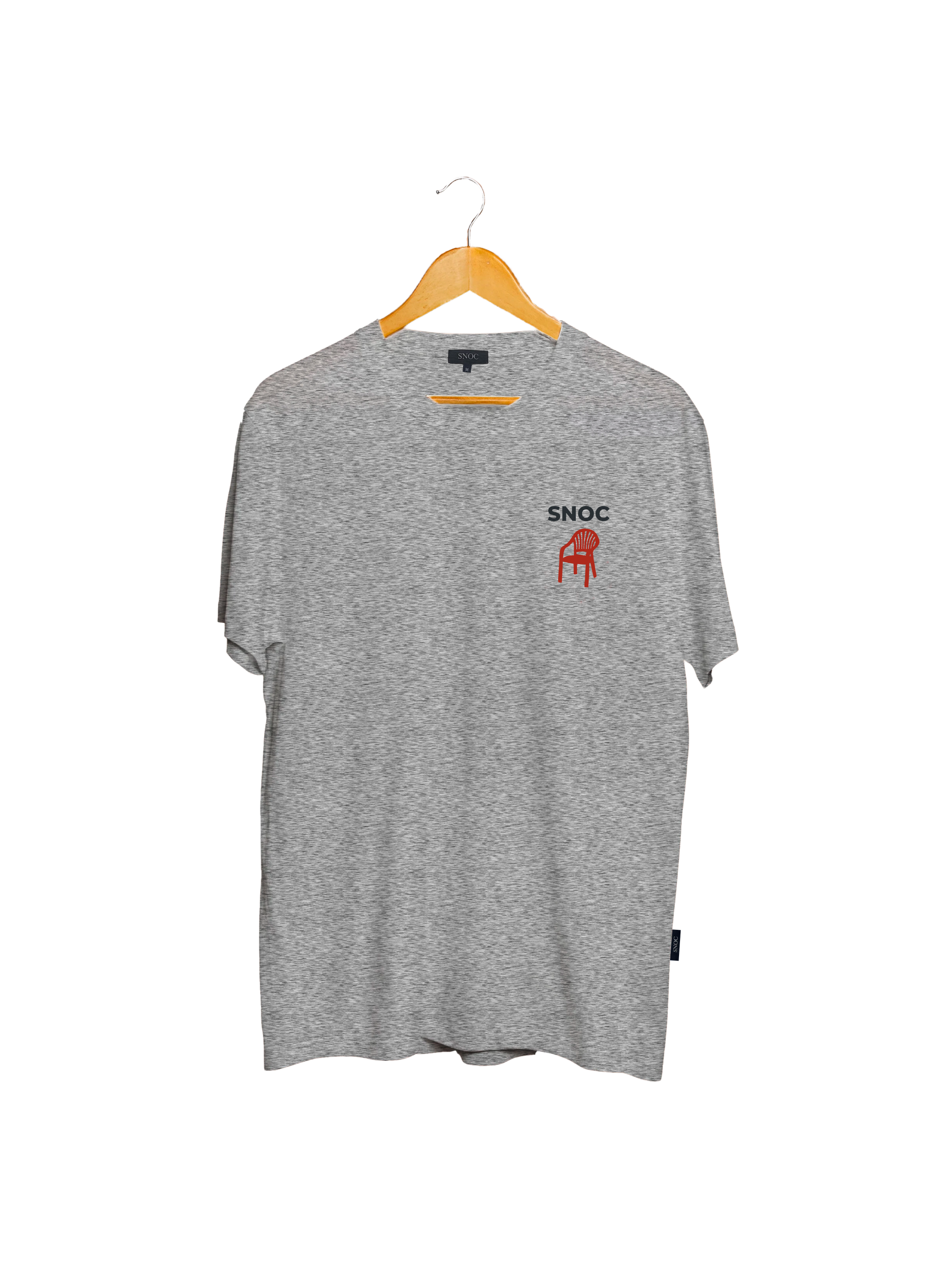 Camiseta Take a Seat SNOC gris claro, vista frontal con la silla roja en el pecho, fondo transparente