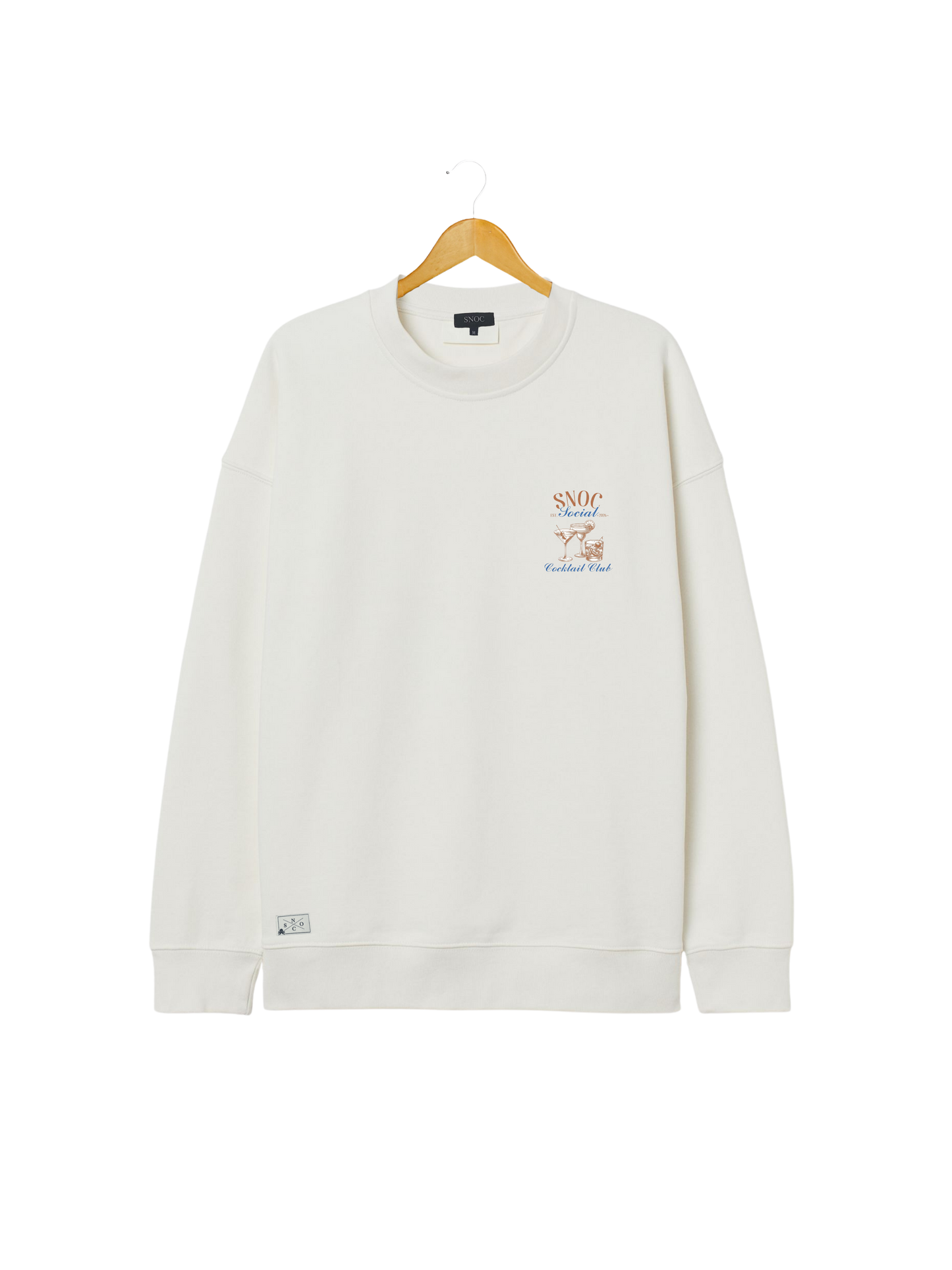 Sudadera Cocktail Club SNOC color Blanco, vista frontal con el bolsillo bordado, fondo transparente