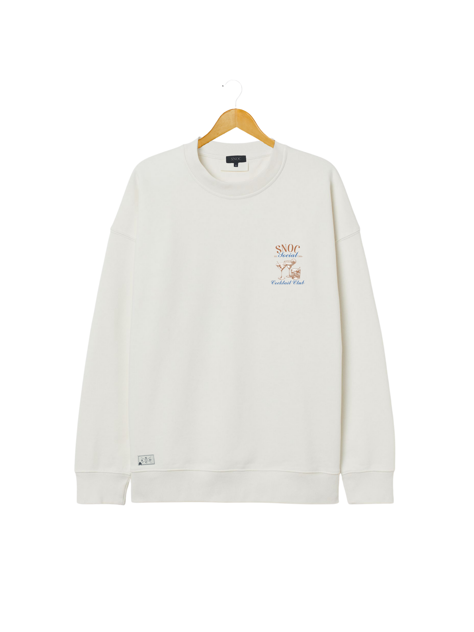Sudadera Cocktail Club SNOC color Blanco, vista frontal con el bolsillo bordado, fondo transparente