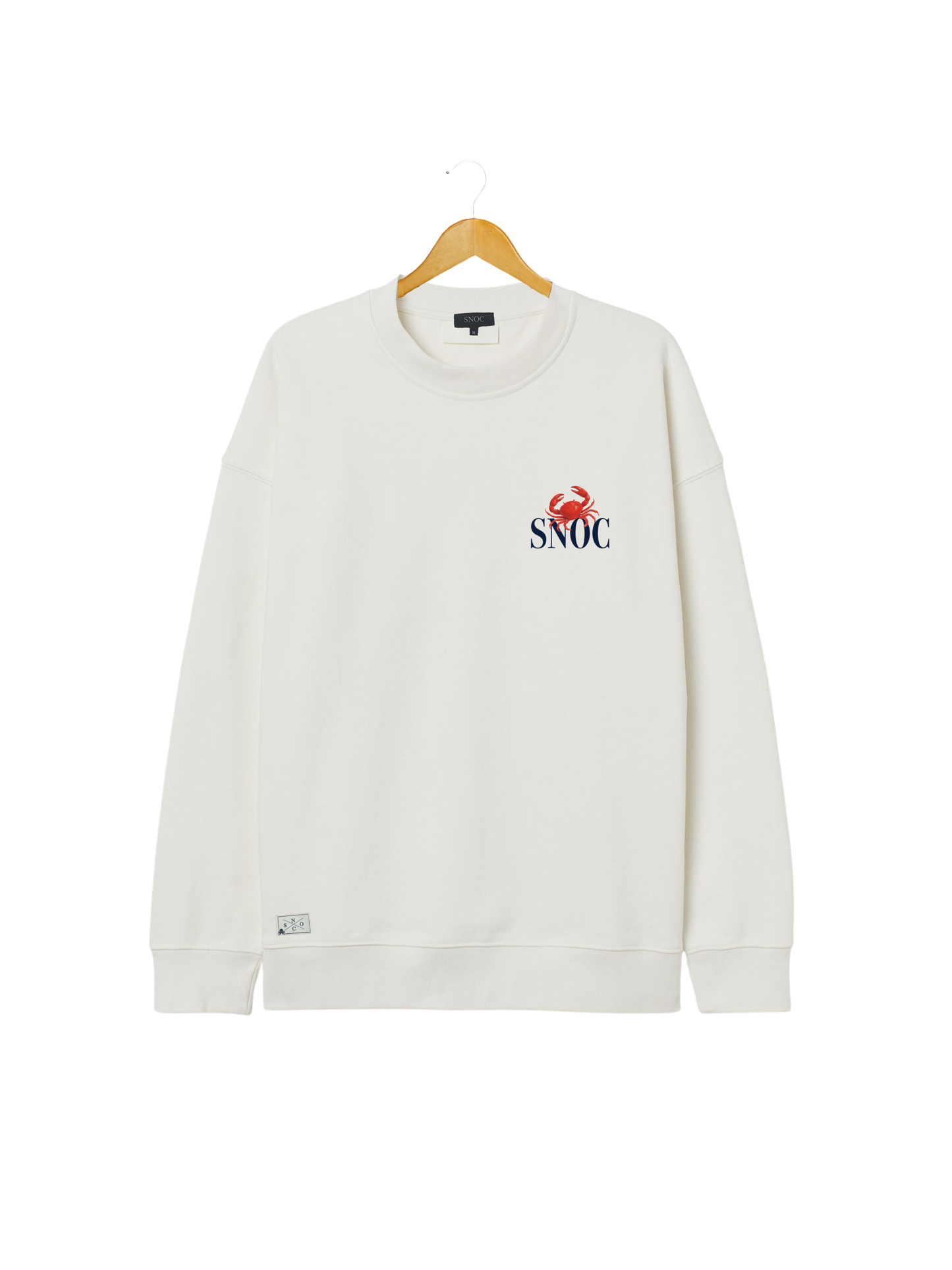 Sudadera Crab and Sea SNOC blanca, vista frontal con el sello del cangrejo en el pecho, fondo transparente