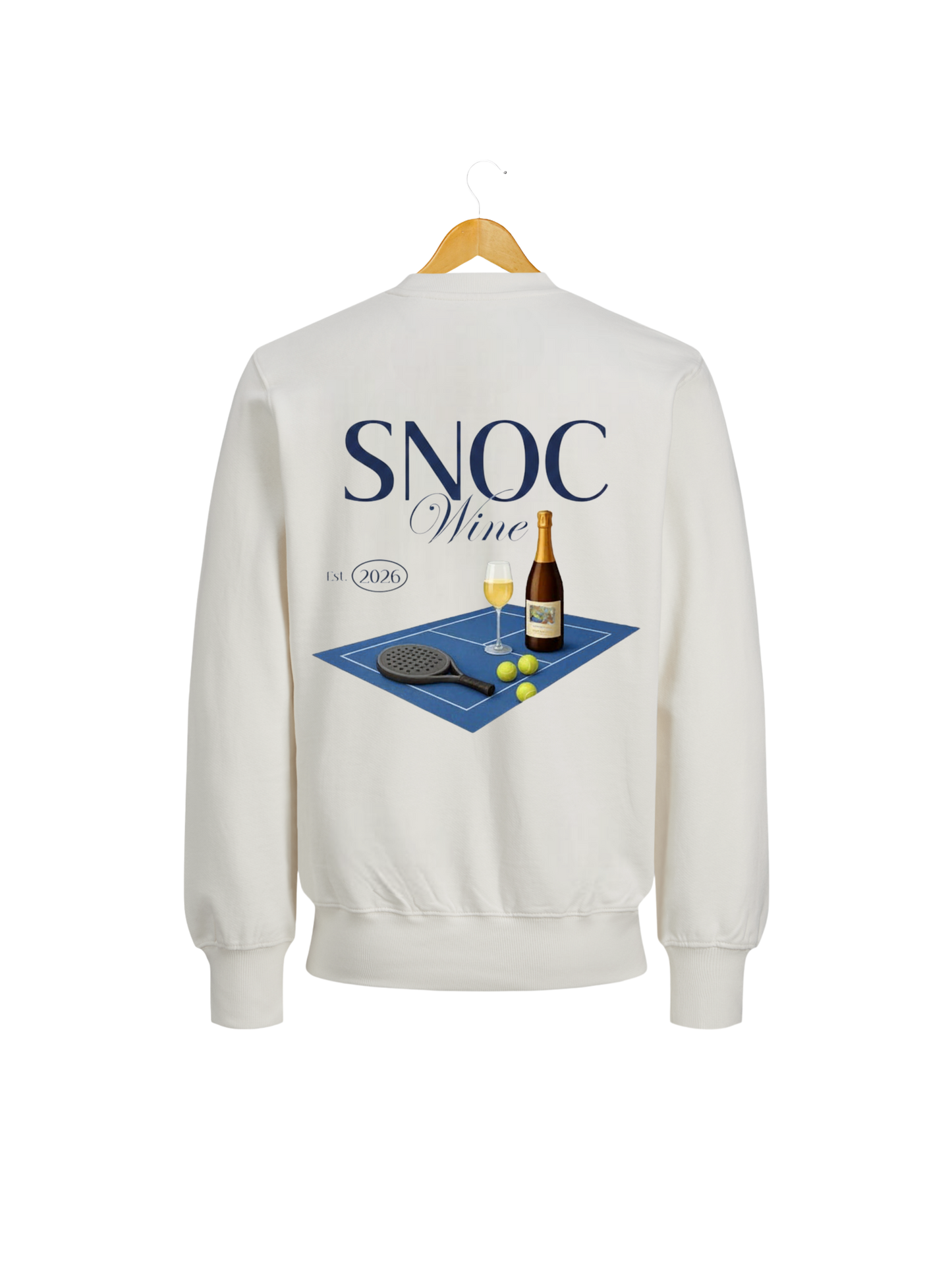 Sudadera de pádel Old Wine SNOC blanca, vista trasera con pista de pádel y vino, fondo transparente