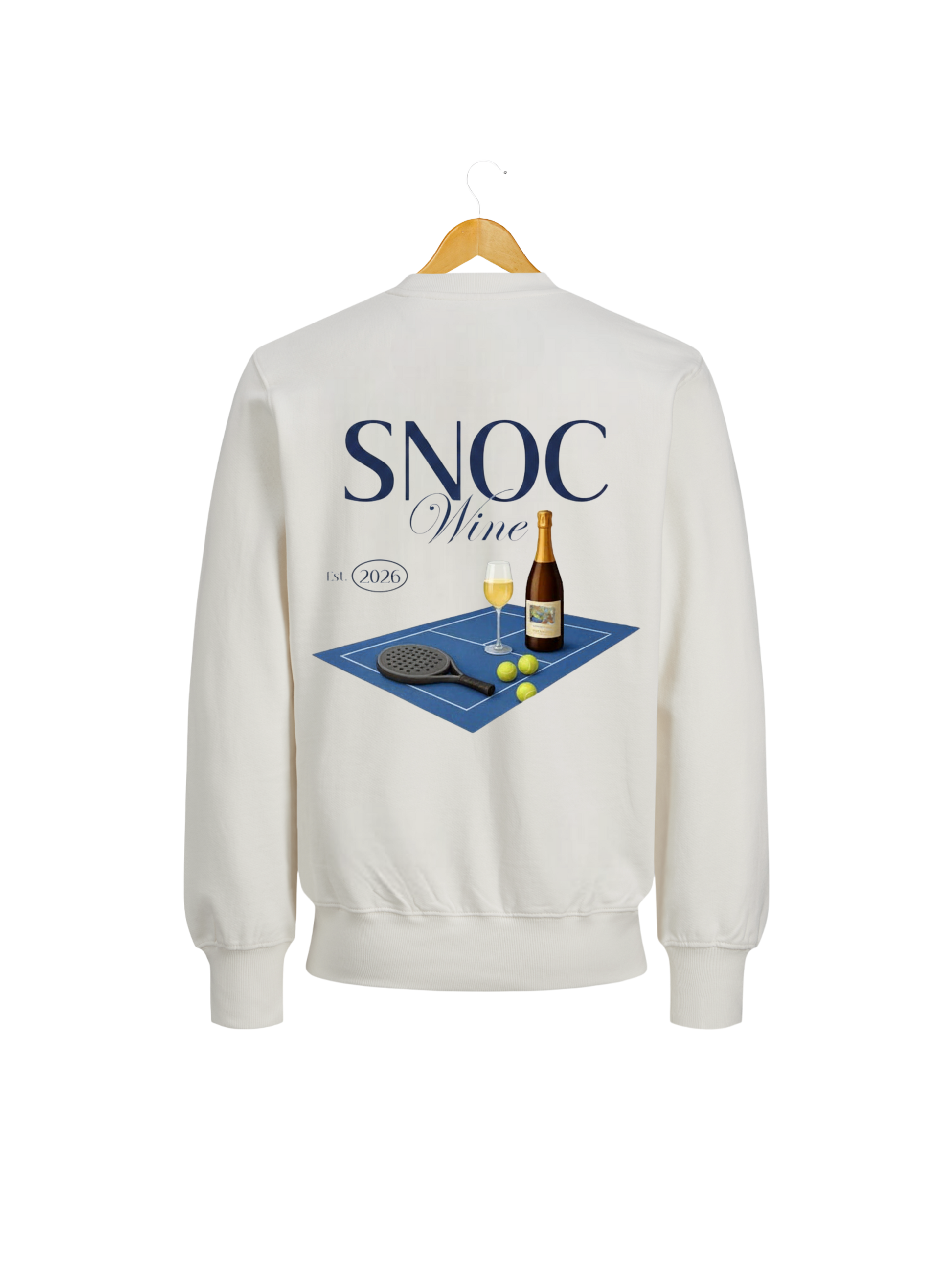Sudadera de pádel Old Wine SNOC blanca, vista trasera con pista de pádel y vino, fondo transparente