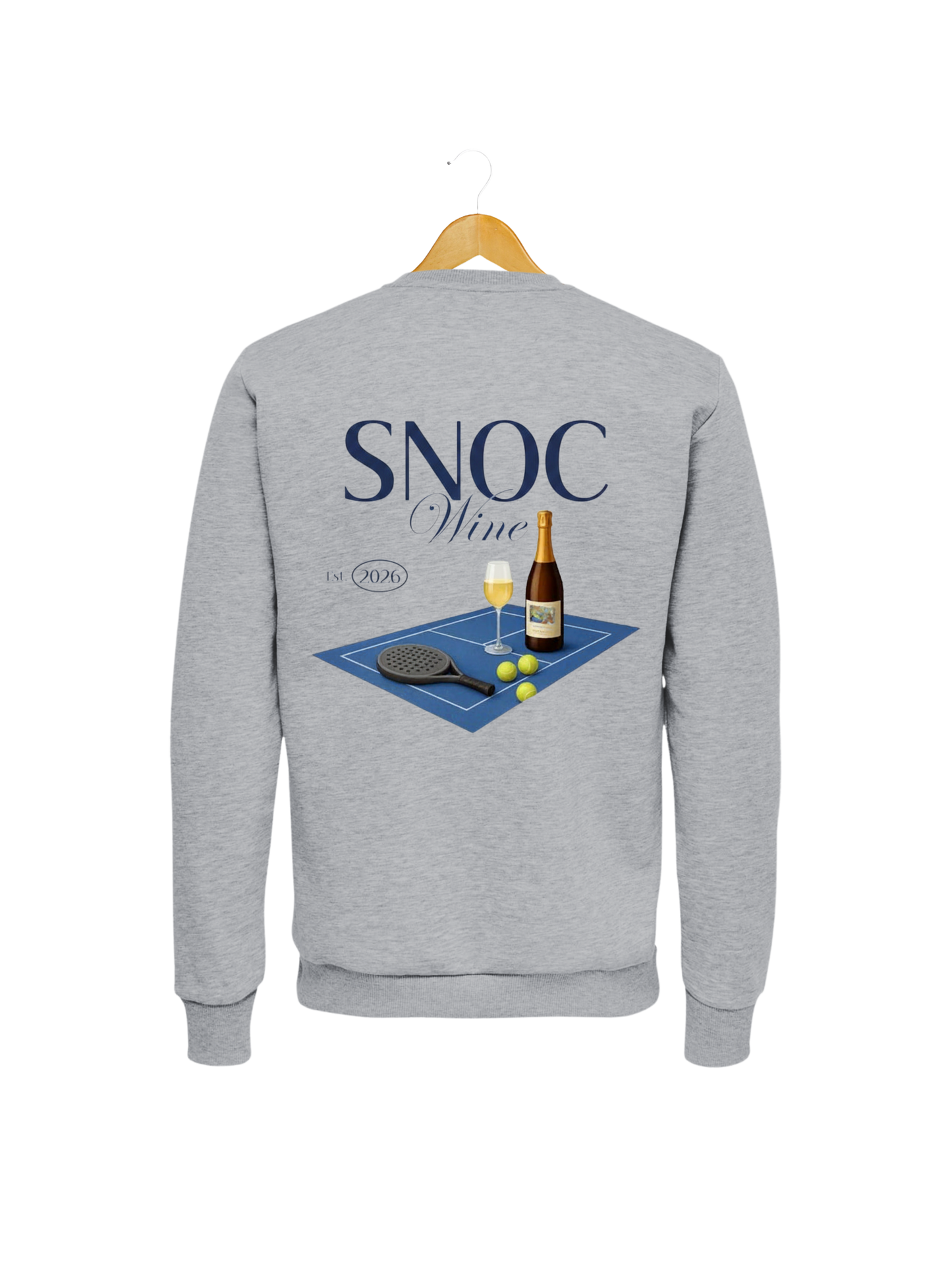 Sudadera de pádel Old Wine SNOC gris claro, vista trasera con pista de pádel y vino, fondo transparente