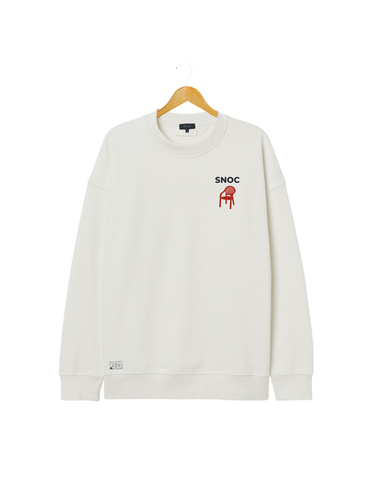 Sudadera Take a Seat SNOC blanca, vista frontal con la silla roja en el pecho, fondo transparente